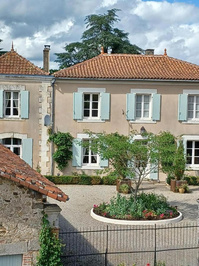 La Grange Terrou Guest House Saint-Germain-de-Confolens Bagian luar foto