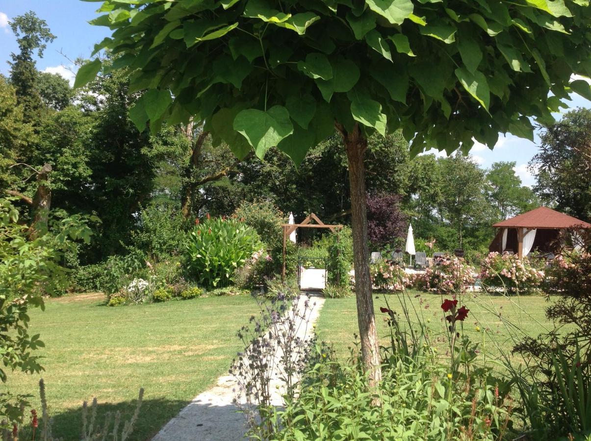La Grange Terrou Guest House Saint-Germain-de-Confolens Bagian luar foto